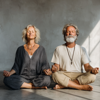 Група людей зрілого віку займається йогою на природі